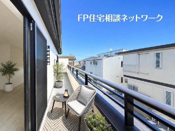 開放的なバルコニーは太陽の温かな温もりをめいっぱい受け止めてくれます。太陽の光と爽やかな風を受けたお洗濯物はあっという間に乾き、取りこむ時には太陽の匂いを感じられそうですね。