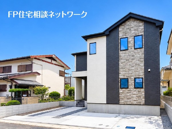外観:四季を通じて自然と触れ合えるスポットが周辺には盛りだくさん！お散歩やジョギング、週末のご家族での遊びに最適です。目の前に広がる開放感とゆとり、暮らしの夢を育む理想の住まいがここにはあります。