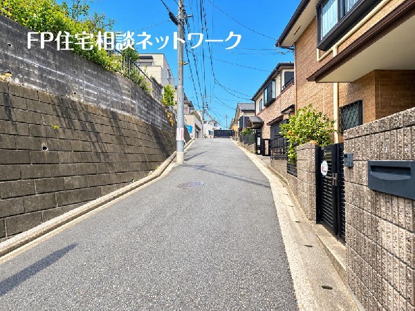 外観:好な住環境が保たれたエリア。低層の一戸建を中心とした街並みが整然と続き周辺は高い建物が建っておらず、採光や開放性に恵まれ、空が広く緑の多い閑静な趣を感じる環境です。