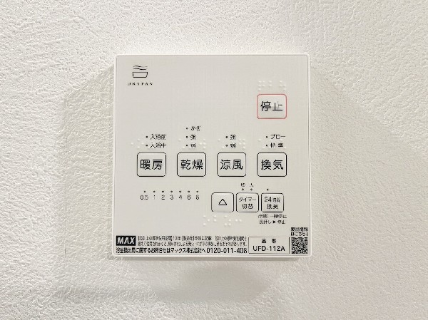 【浄水器　】スタイリッシュな、浄水器一体型水栓です。水栓にシャワーホースと浄水器を内蔵し、カルキ臭など軽減。シャワーヘッドを引き出すことで、広いシンクのお手入れもラクラク。