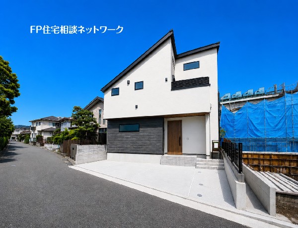外観:【参考プラン　建物面積100ｍ2　建物参考価格　2200万円（税込）】閑静な住宅地に馴染む落ち着いた色合いの外観。長く愛着を持って住むからこそシンプルな色目に仕上げました。