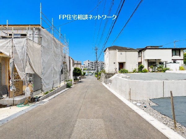 外観:前面道路はゆとりある約6.5ｍ幅。車のすれ違いや駐車もスムーズで、開放感のある街並みが広がります。