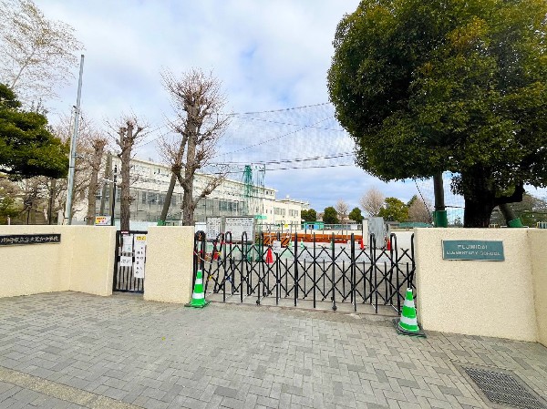 周辺環境:富士見台小学校(お子様が一日の中でも長い時間を過ごす小学校。のびのびと過ごし、広い校庭で元気に駆け回ったり、どんどん成長していくお子様の姿が目に浮かびます。)