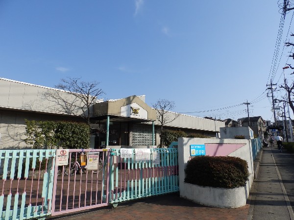 周辺環境:川崎市宮前区役所(「川崎市宮前区役所」がある。隣接する「川崎市立宮前図書館」の駐車場が共通できるので、車での利用も便利だ。)