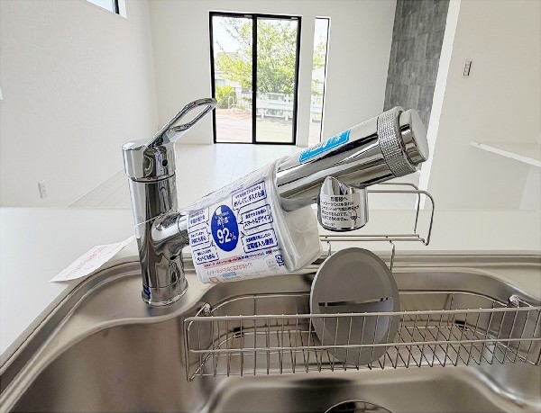 【ビルトイン浄水器】同仕様設備：キッチンには浄水器を標準装備。水を飲むという場面以外にも料理で使用したり、野菜を洗う場合もキレイな水で洗いたいという人が増えてきています。
