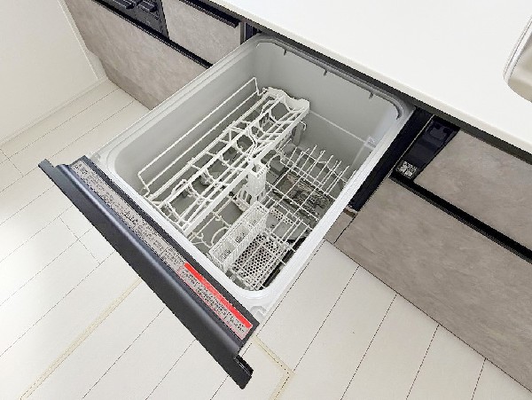 【食洗機】同仕様設備：利用者が増えているのはメリットが多いから。時間の節約、手が荒れない、水道代の節約、高温度で洗うので油汚れもしっかり落とせる。まさに理想家電。