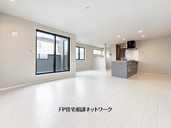 オープンな空間を生み出す、広がりとゆとり。家族と過ごす時間を大切にしたい方にぴったりのゆとりある住空間です。日差しがリビングの隅々までしっかりと届きます。