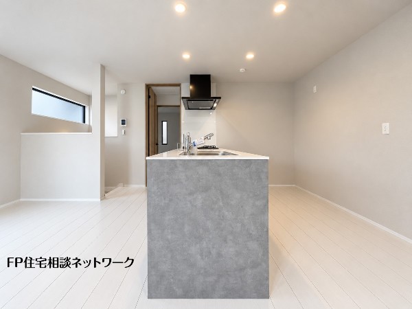 対面式のカウンターキッチンですので、出来上がったお料理をカウンターに並べてお子様が運ぶなど、お手伝いの時間も増えそうですね。
