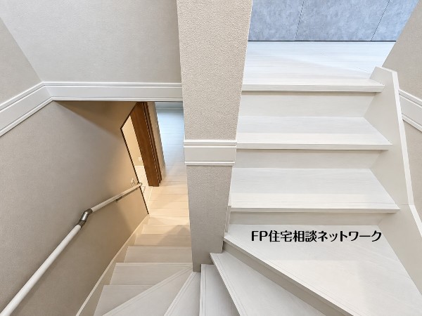 階段部分には自然の光を取り込むことの出来る、窓を配置しており明るい空間！お掃除の際には空気の換気などにも便利です。