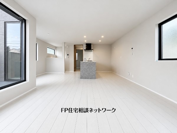 想像以上の質感が訪れる者の心を離さない。フローリング素材、窓の配置、壁面タイル、カラーバランス、どれをとってもワンランク上の仕上がり。