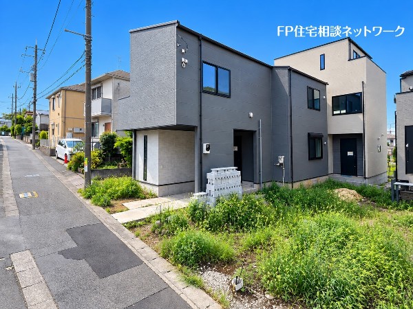 外観:落ち着いた色合いのスタイリッシュな外観。前面道路との高低差も少なく、閑静な住宅街に佇む2階建住宅です。