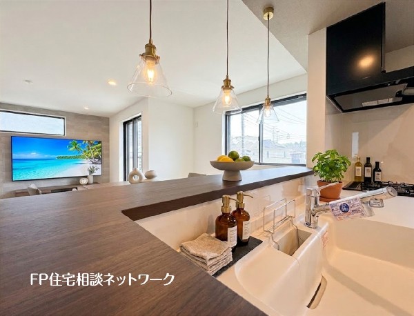 本画像の家具、家電等はCGイメージで販売価格に含まれず、付帯しません。TVの壁掛け設置工事は有償です。