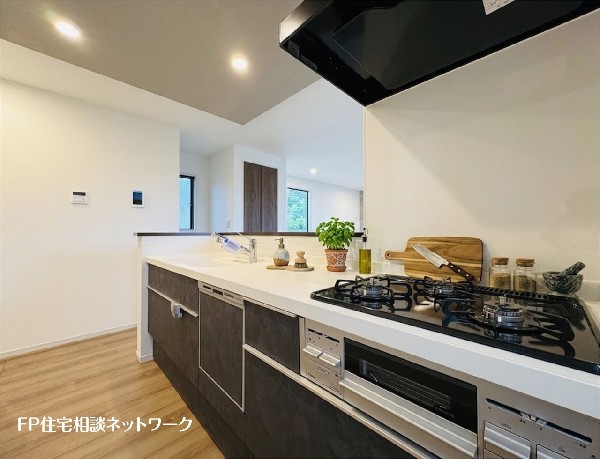 本画像の観葉植物、小物等はCGの配置イメージです。販売価格に植物、小物等は含まれず、付帯しません。