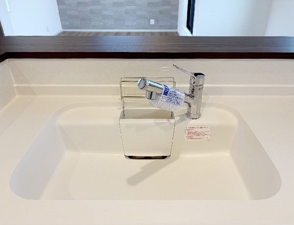 【浄水器一体型水栓】同仕様設備：浄水と水道水を切り替えて使用できるスッキリとしたデザインの浄水器一体型水栓。ヘッドを引き出して使えるのでお料理はもちろんシンクの掃除が容易です。