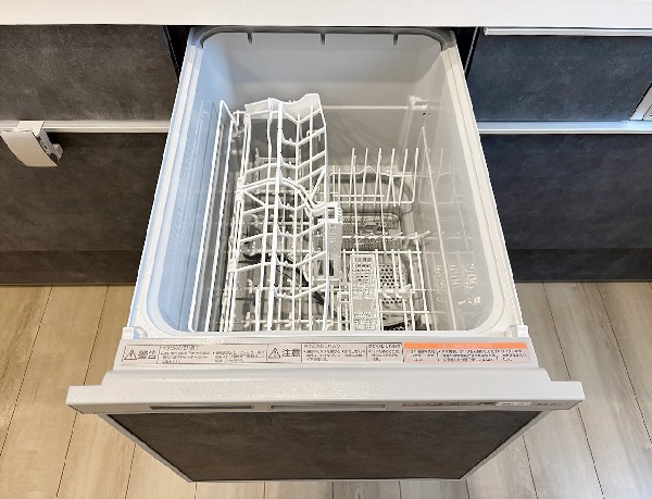 【食器洗浄乾燥機】同仕様設備：時間の節約、手が荒れない、水道代の節約、高温度で洗うので油汚れもしっかり落とせる。まさに理想家電。