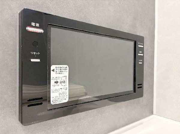 【浴室TV】同仕様設備：浴室テレビで、一日の疲れを癒やす特別なバスタイムを。防水仕様だから安心、見やすい高精細画面で好きな番組に没頭できます。贅沢な空間で至福のひとときを過ごしませんか。