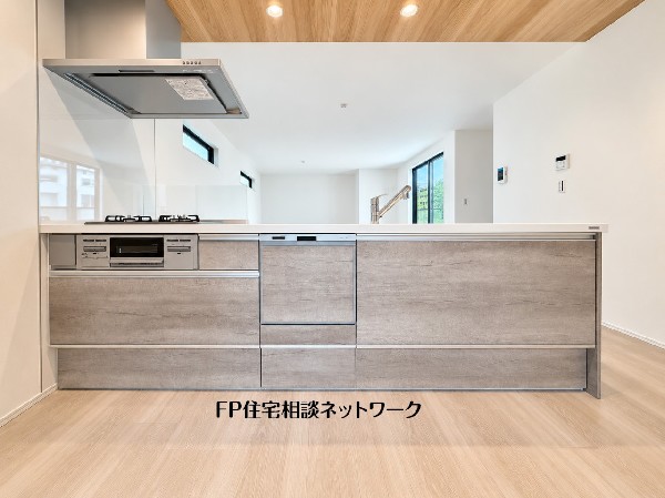 開放感のある対面式キッチン。リビング・ダイニングを見渡しながらお料理ができ、ご家族との会話も自然と弾みます。落ち着きのあるデザインも魅力です。