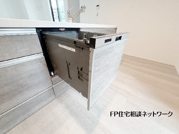 【食洗機】手間をかけずに食後の後片付けができる食器洗乾燥機。食器の出し入れがスムーズなスライドタイプ。節水効果だけでなく、効率的に洗い物を配置できるようにラックがついています。