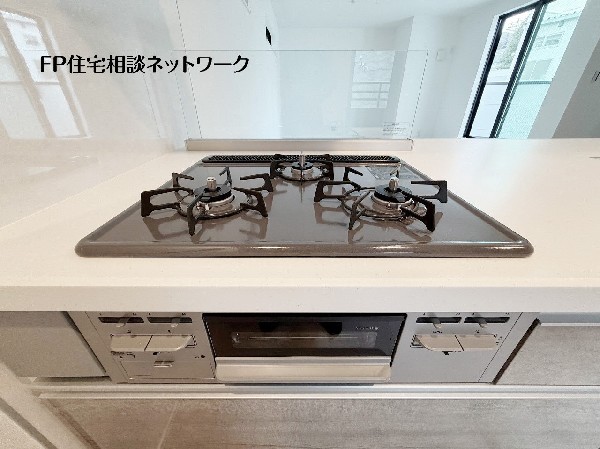 【三口ガスコンロ】同時並行で調理しやすい3口コンロです。お料理を同時にすすめることができ、料理時間の短縮にもなります。
