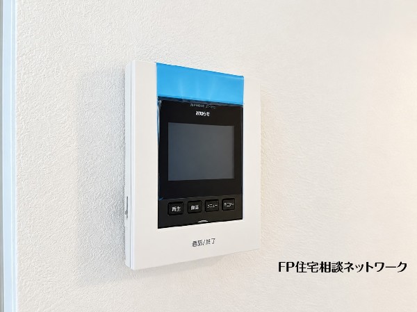 【TVモニター付インターホン】モニター付インターホンが標準仕様です。不安になりがちな防犯面。目で確認できるからあんしんです。