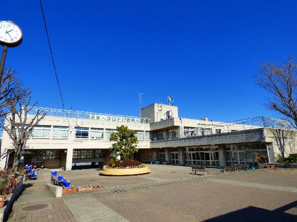 周辺環境:稗原小学校(校内には出来るだけ階段を作らない設計で育ちざかりのお子様に負担を掛けないよう配慮されている。吹き抜けが多く生徒と子供の触れ合いが多い。)
