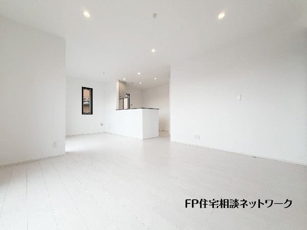 想像以上の質感が訪れる者の心を離さない。フローリング素材、窓の配置、壁面タイル、カラーバランス、どれをとってもワンランク上の仕上がり。