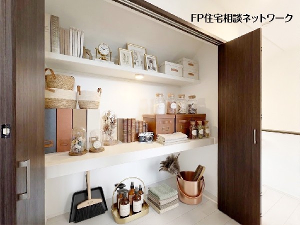 本画像の小物、植物等はCGイメージで販売価格にも含まれず、付帯しません。間接照明、棚工事は有償です。