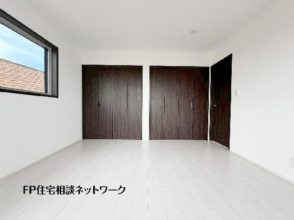 収納力が豊富な大型クローゼット。普段着やスーツはもちろんのこと、コート類などもしっかり掛けられます。奥行きもあり、部屋がスッキリしますね。