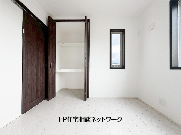 光を取り込みやすい2面採光の居室は日当良好。クローゼットの完備で収納スペースも十分。お子様にとっての「自分の部屋」。学習デスクやベッドの配置もラクラクです。