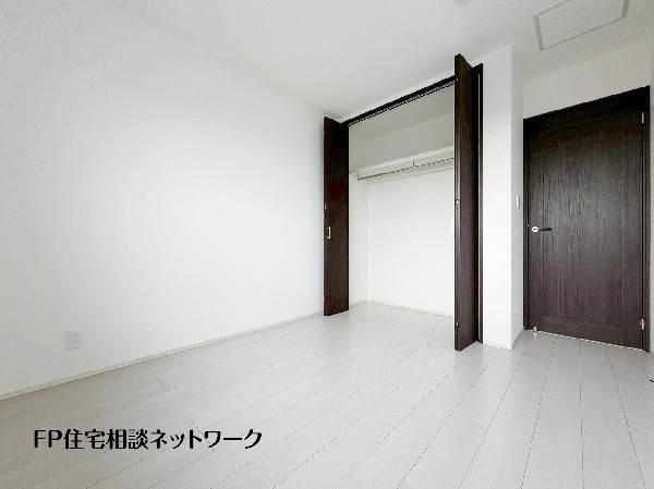 全居室には大型の収納クローゼットを完備。普段使いのお洋服や小物はもちろん、季節物のお洋服などもしっかりと整理整頓出来る。居室空間を隅々まで使えるのが嬉しい。