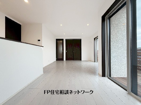 大切な家族が集まるからこそLDKにはこだわりたい。日当たりのよい広いＬＤＫを、子供たちが元気に走り回っている姿を見た時「広い家にして良かった」と思う。