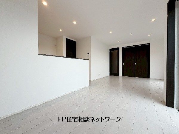 対面式のカウンターキッチンですので、出来上がったお料理をカウンターに並べてお子様が運ぶなど、お手伝いの時間も増えそうですね。