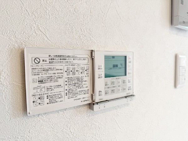 【床暖房】家族が集まる場所には、足元からあったか床暖房付です。ホコリが舞い上がりにくく、静かで空気もクリーン、快適な居住空間です。