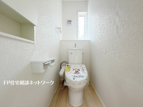 ウォシュレット、暖房便座機能付のトイレです。従来型に比べ節水効果があり、お手入れもしやすいので、家計も家事の負担も軽減してくれます。