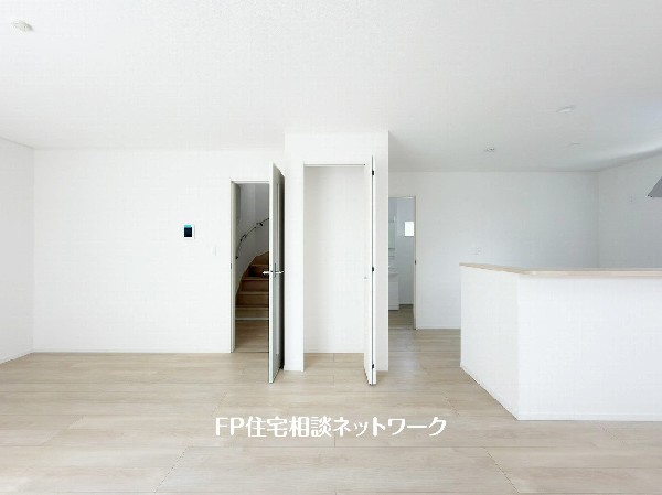 想像以上の質感が訪れる者の心を離さない。フローリング素材、窓の配置、壁面タイル、カラーバランス、どれをとってもワンランク上の仕上がり。