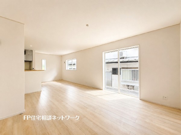 オープンな空間を生み出す、広がりとゆとり。家族と過ごす時間を大切にしたい方にぴったりのゆとりある住空間です。日差しがリビングの隅々までしっかりと届きます。
