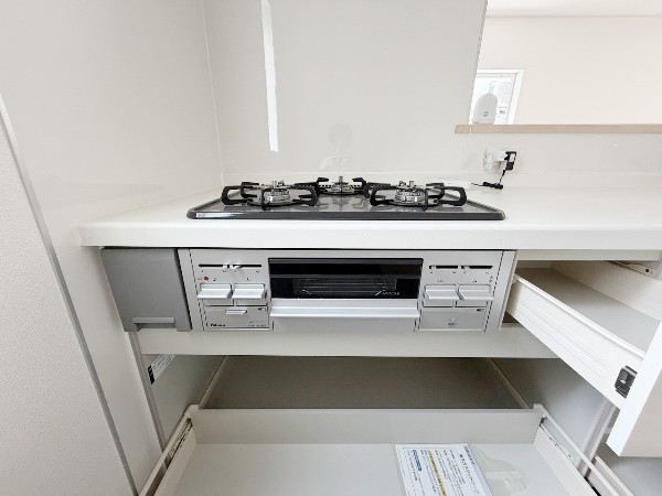 【三口ガスコンロ】慣れている方も多く、火力が目に見えるため、使いやすいという方も多い、3口のガスコンロ仕様です。