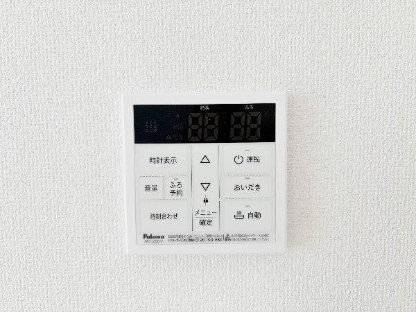 【フルオートバス】ワンタッチでお湯張りや保温が可能なフルオートバス。仕事や塾などパパやお子様の入浴時間が異なる家でも、保温機能でいつでも快適に入浴が可能です。