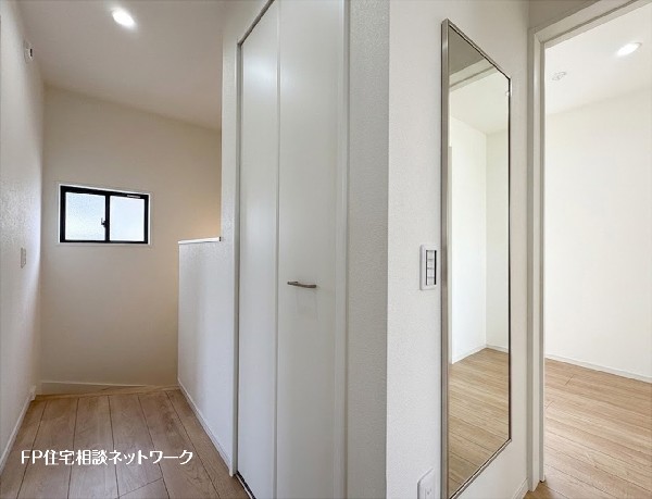 本画像はAIがCGで鏡を生成しており、現地には設置されておりません。鏡の設置には有償で工事が必要です。 