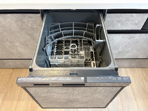 【食洗機】利用者が増えているのはメリットが多いから。時間の節約、手が荒れない、水道代の節約、高温度で洗うので油汚れもしっかり落とせる。まさに理想家電。