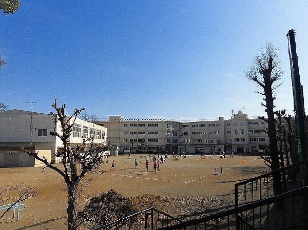 周辺環境:生田小学校　(お子様が一日の中でも長い時間を過ごす小学校。のびのびと過ごし、広い校庭で元気に駆け回ったり、どんどん成長していくお子様の姿が目に浮かびます。)