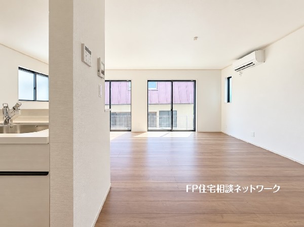 オープンな空間を生み出す、広がりとゆとり。家族と過ごす時間を大切にしたい方にぴったりのゆとりある住空間です。日差しがリビングの隅々までしっかりと届きます。