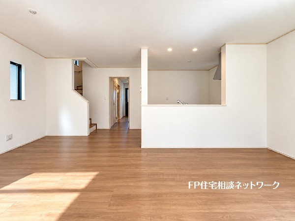 リビングで遊ぶお子様を見守りながらお料理が出来る対面式カウンターキッチンは、料理をしながらご家族との会話を楽しめます。毎日のお料理も楽しくなりますね。
