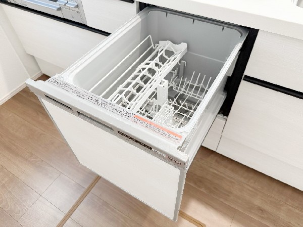 【食洗機】手間をかけずに食後の後片付けができる食器洗乾燥機。食器の出し入れがスムーズなスライドタイプ。節水効果だけでなく、効率的に洗い物を配置できるようにラックがついています。
