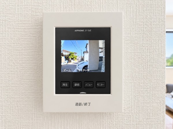 【TVモニター付きインターホン】モニター付インターホンが標準仕様です。戸建暮らしだと、集合住宅に比べ、より不安になりがちな防犯面、目で確認できるからあんしんです。