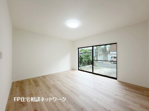 南に大きく面した掃出し窓から光が降りそそぐ開放的なリビング。大きな窓からは、太陽の光はもちろん、爽やかな風が吹き抜けます。快適で心地の良い空間を演出してくれます。