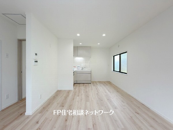 大切な家族が集まるからこそLDKにはこだわりたい。日当たりのよい広いＬＤＫを、子供たちが元気に走り回っている姿を見た時「広い家にして良かった」と思う。