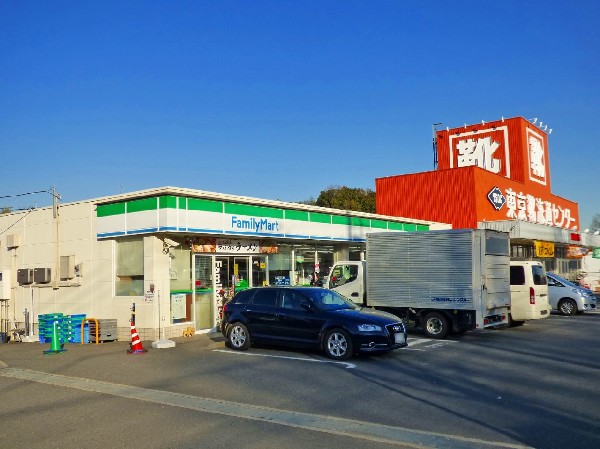 周辺環境:ファミリーマート 水沢三丁目店(ファミチキをはじめスナックメニューも大人気です。買物だけではなく、日常生活に関係する最重要施設となりつつある。)