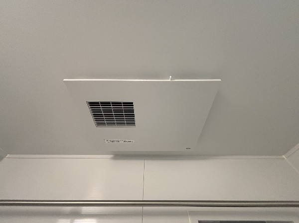 【浴室乾燥機】同仕様設備：お風呂場そのものを乾燥機にしてしまう便利な機能。梅雨時期や花粉の時期に助かる。冬の時期には暖房機能がヒートショックを防ぐ。