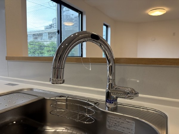 【ビルトイン浄水器】同仕様設備：キッチンには浄水器を標準装備。最近は水を飲むという場面以外にも料理で使用したり、野菜を洗う場合もキレイな水で洗いたいという人が増えてきています。